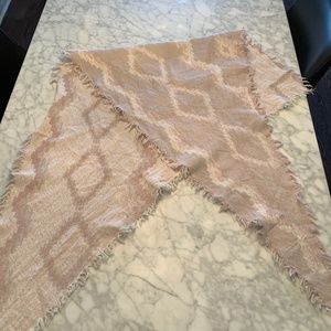Wilfred triangle blanket scarf pink